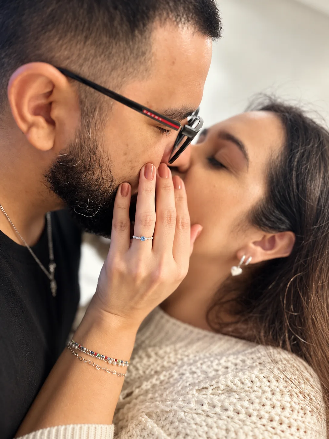 Beijo em close com aliança em destaque